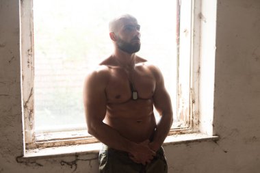 Ciddi adam harabelerde ayakta