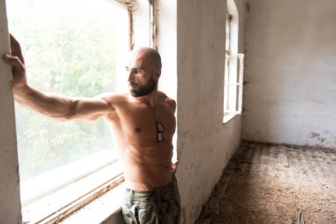 Sığınak içinde kasların esneme kas modeli