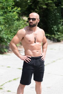 Açık havada poz bir vücut geliştirmeci portresi