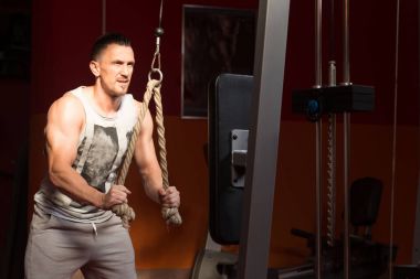 genç adam triceps spor salonunda egzersiz