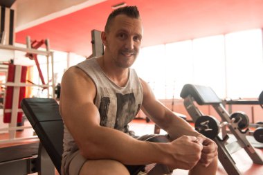 Spor salonu Afther alıştırmada dinlenme çekici genç adam