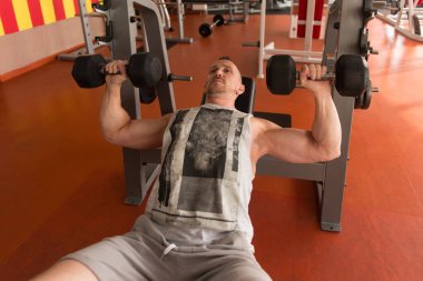 vücut egzersiz göğüs dumbell ile