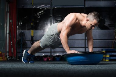 Kişisel antrenör Bosu denge Ball ile şınav