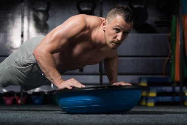 Kişisel antrenör Bosu denge Ball ile şınav