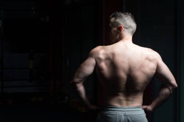 spor salonunda duran ciddi vücut geliştirmeci