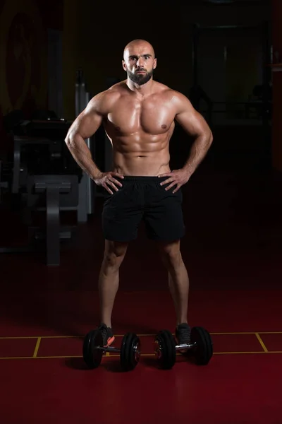 Ritratto di un uomo muscoloso fitness — Foto Stock
