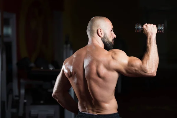 Man met Dumbbell uitoefening van schouders — Stockfoto