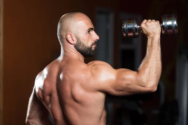 Uomo con Dumbbell esercizio di spalle — Foto Stock