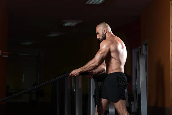 Strijdende touwen jonge man op Gym Workout Oefening — Stockfoto