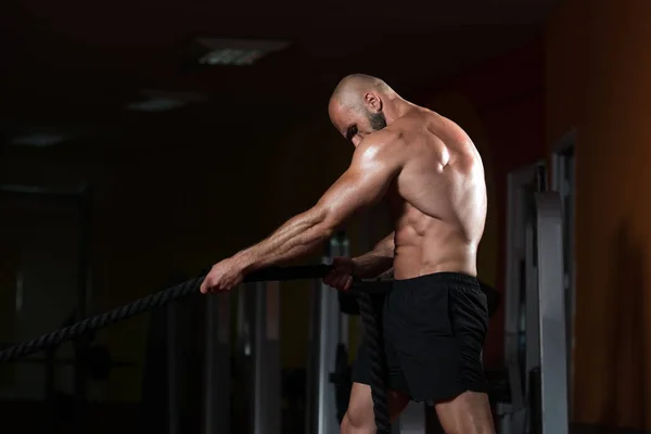 Strijdende touwen jonge man op Gym Workout Oefening — Stockfoto