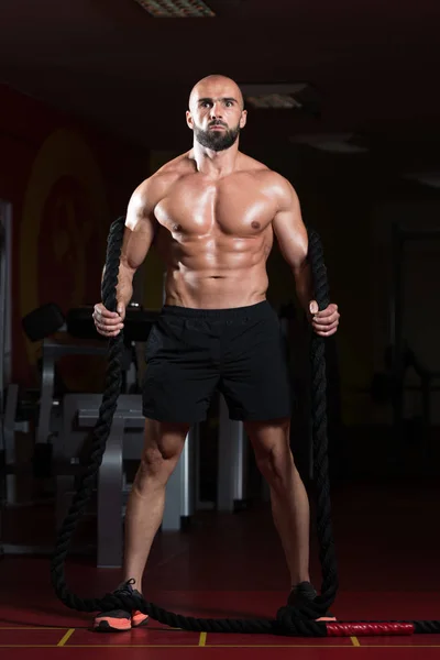 Corde da combattimento fitness in palestra esercizio di fitness — Foto Stock