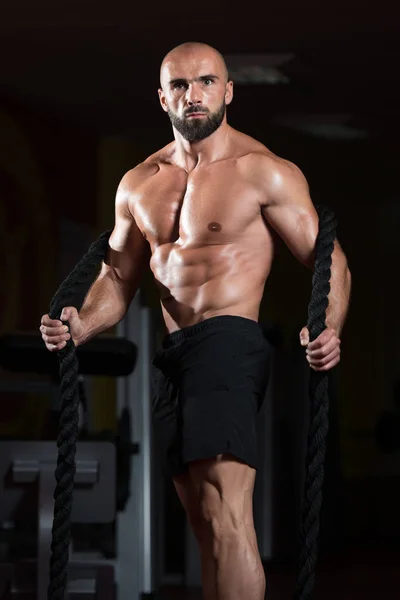 Fitness kämpft mit Seilen beim Fitnesstraining im Fitnessstudio — Stockfoto