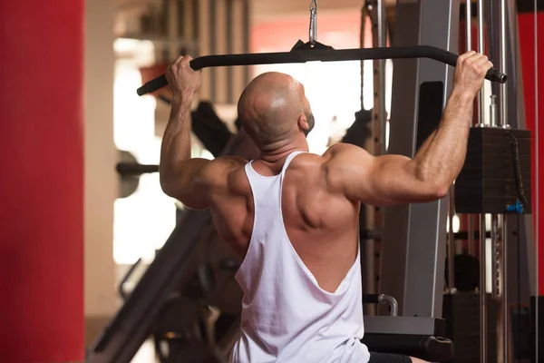 Bodybuilder träna tillbaka i Gym — Stockfoto