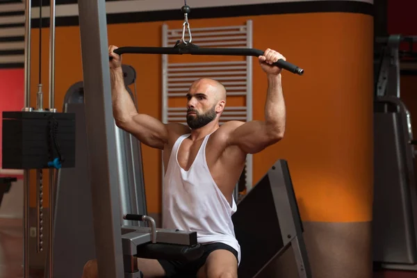 Hombre muscular haciendo ejercicio de peso pesado para la espalda — Foto de Stock