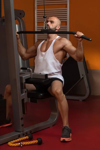 Bodybuilder Exercising Back In Gym — Stock Photo, Image