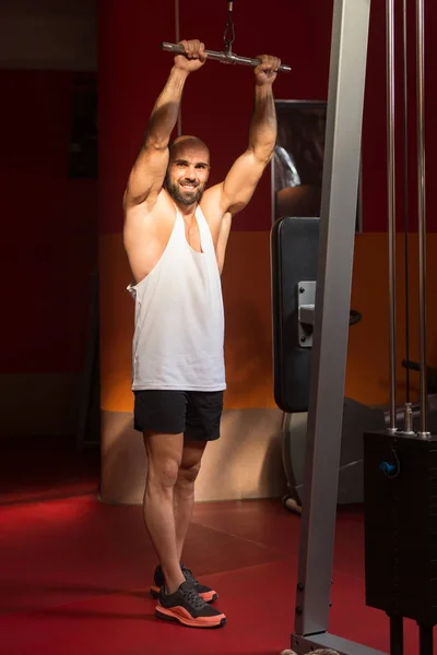 Young Man Exercising Triceps In The Gym — Stock Photo, Image