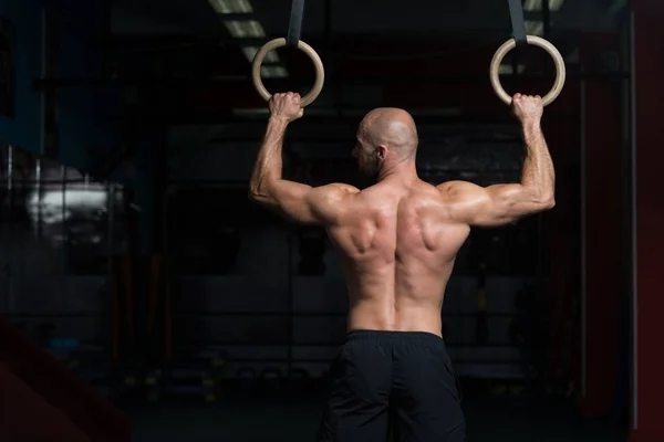 Muskulöser Mann mit zwei Ringen — Stockfoto