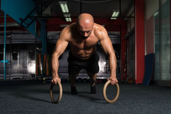Personal Instructor Doing Push-ups With Gymnastic Rings — Stock Photo, Image