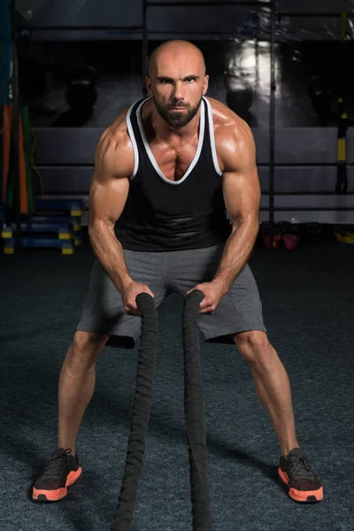 Dövüş Halatları Spor Salonundaki Genç Adam Egzersizi