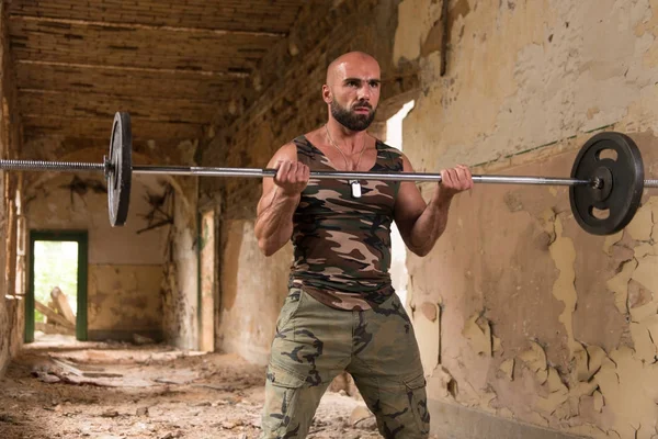 Kroppsbyggare tränar Biceps i skydd — Stockfoto
