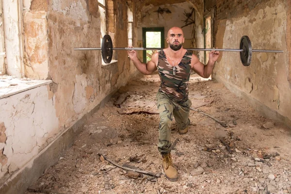 Sığınak bacaklar egzersiz halter adamla