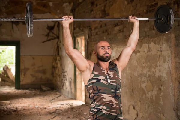 Shulder Exercise With Barbell In Shelter — Stock Photo, Image