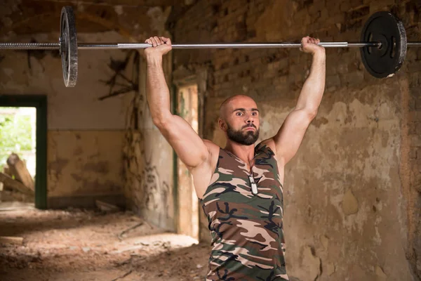 Shulder-Übung mit Langhantel im Unterstand — Stockfoto