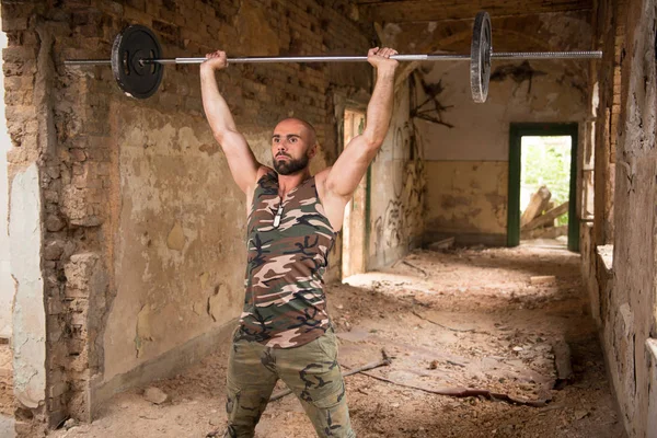 Adam omuz ile Halter egzersiz harabeye