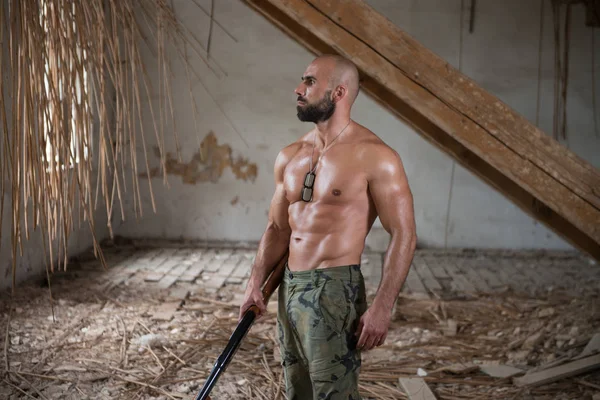 Confident Man Portrait With Machine Gun — Stock Photo, Image