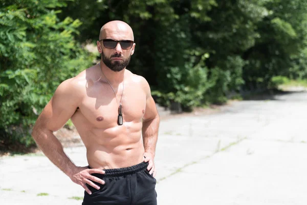 Portrait Of A Bodybuilder Posing Outdoors — Stock Photo, Image