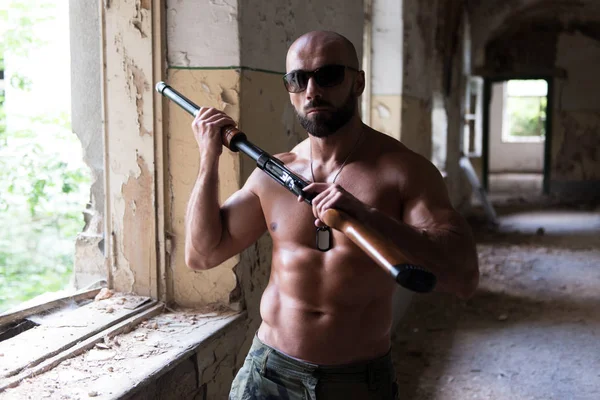 Confident Man Portrait With Machine Gun — Stock Photo, Image