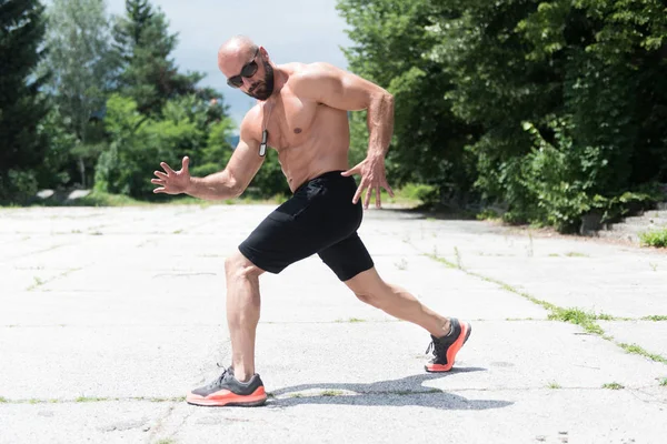 Volwassen Man bokstraining buiten In Park — Stockfoto