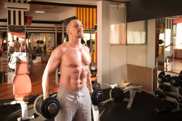 Biceps träning med hantlar i ett Gym — Stockfoto