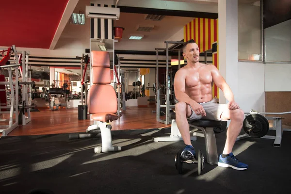 Spor salonu Afther alıştırmada dinlenme çekici genç adam