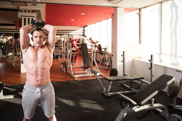 Ejercicio de tríceps en un gimnasio — Foto de Stock