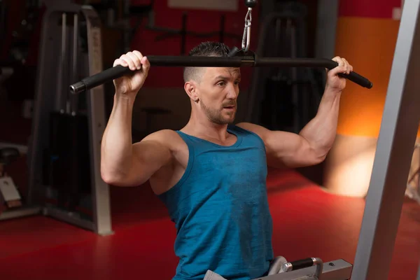 Bodybuilder exercice retour dans la salle de gym — Photo