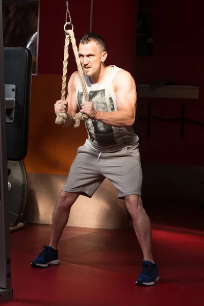 Young Man Exercising Triceps In The Gym — Stock Photo, Image