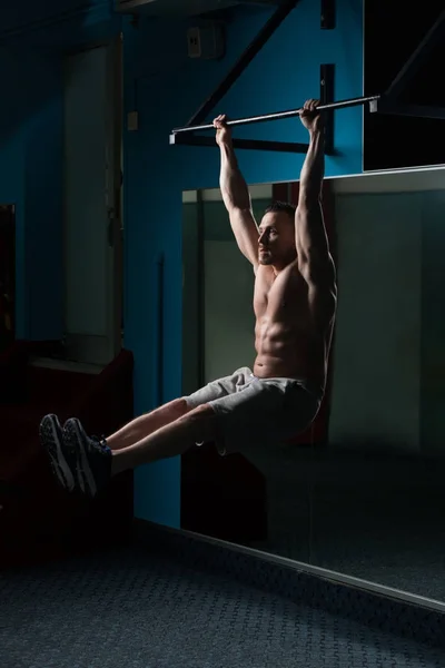 Athlete Performing Hanging Leg Raises Exercise — Stock Photo, Image