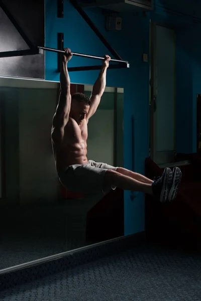 Man Performing Hanging Leg Raises Exercise — Stock Photo, Image