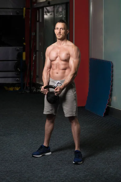 Fitness Man Using Kettlebells Inside Gym — Stock Photo, Image