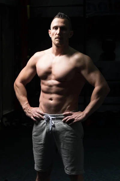 Bir Fitness kas adam portresi — Stok fotoğraf