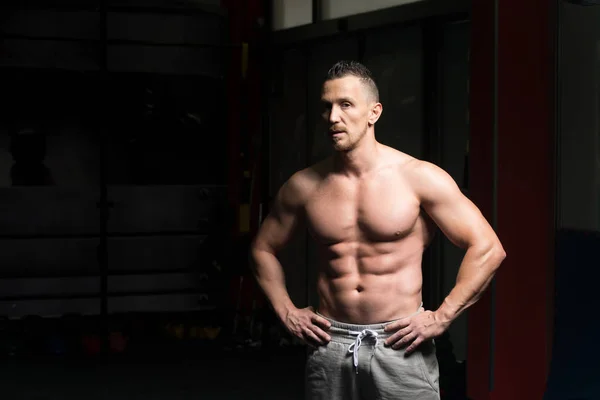 Muscular Man Flexing Muscles In Gym — Stock Photo, Image