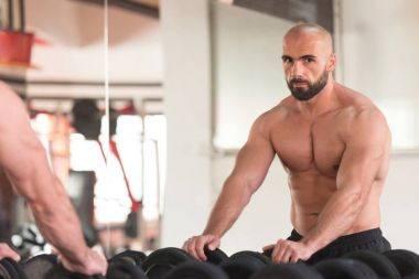 Spor salonu Afther alıştırmada dinlenme çekici genç adam