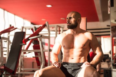 Dinlenme salonunda egzersiz sonrası kas adam