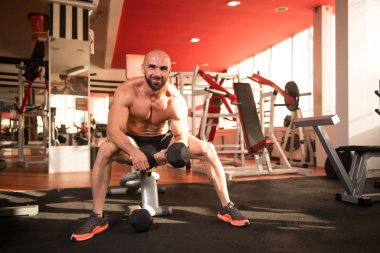 Pazı egzersiz Dumbbells ile adam