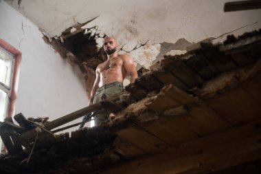 Kaslı adam Holding makineli tüfek