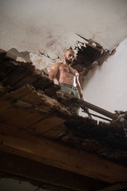 Asker çizim makineli tüfek kendini savunma