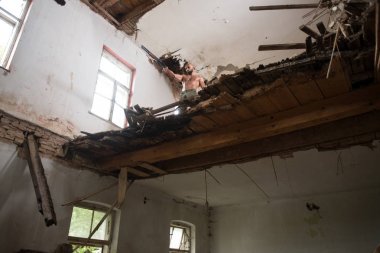 Makineli tüfek ile kendine güvenen erkek portre