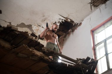 Kaslı adam Holding makineli tüfek