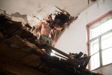 Makineli tüfek ile kendine güvenen erkek portre